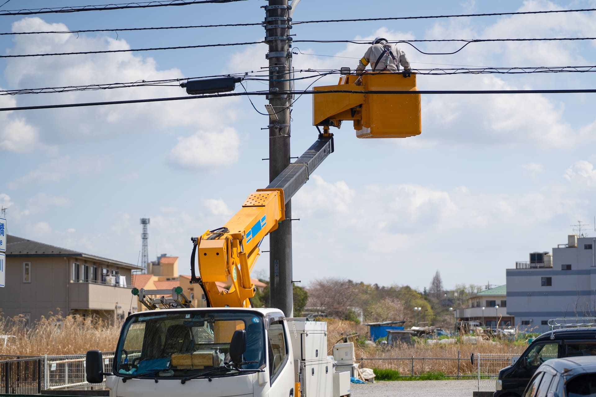 電柱・電線・配管などの恒久的インフラ工事