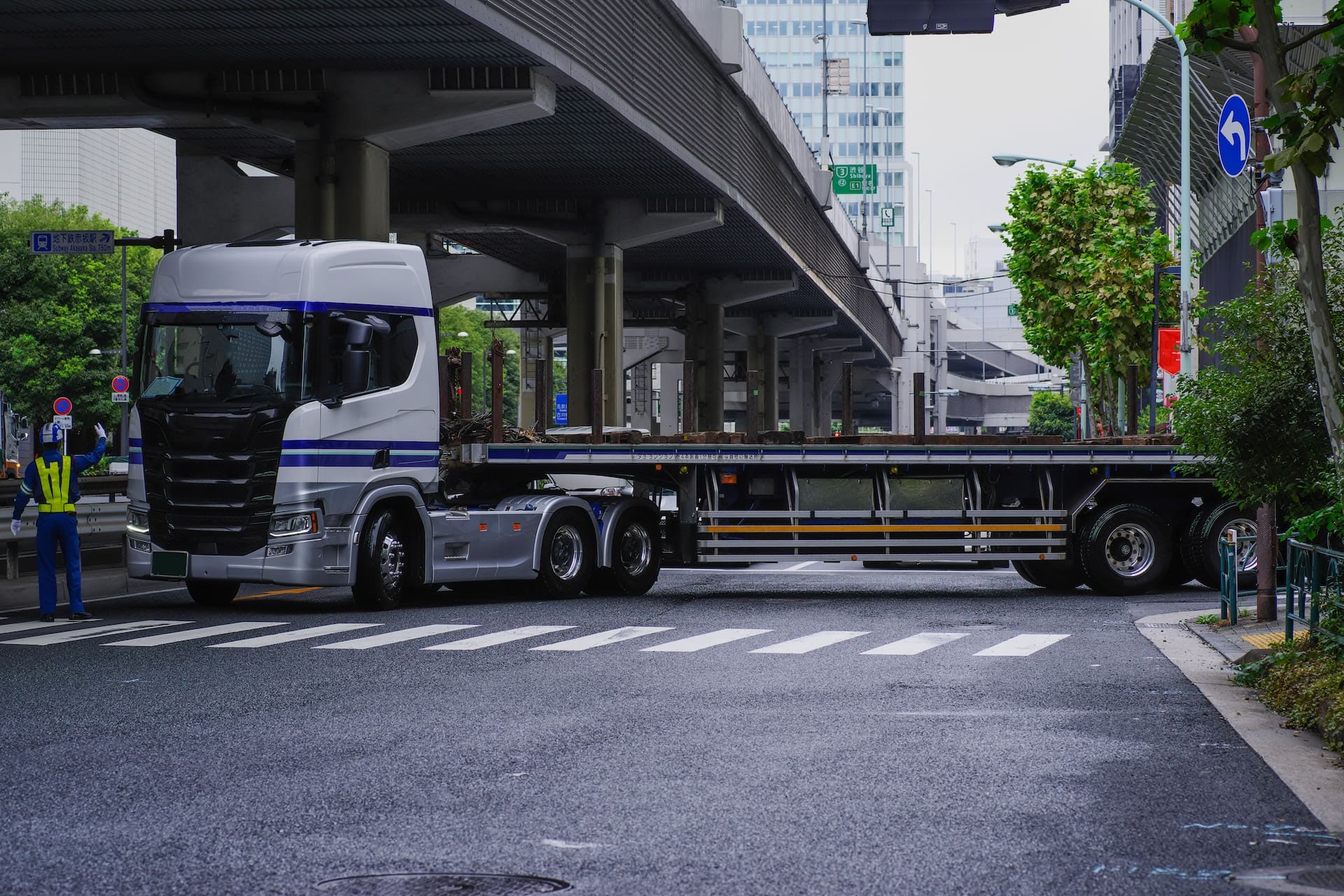 トレーラー・大型車など、寸法や重量が規定超えの車両の通行